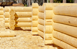 Holzbalken eines Blockhaus mit konstruktivem Holzschutz